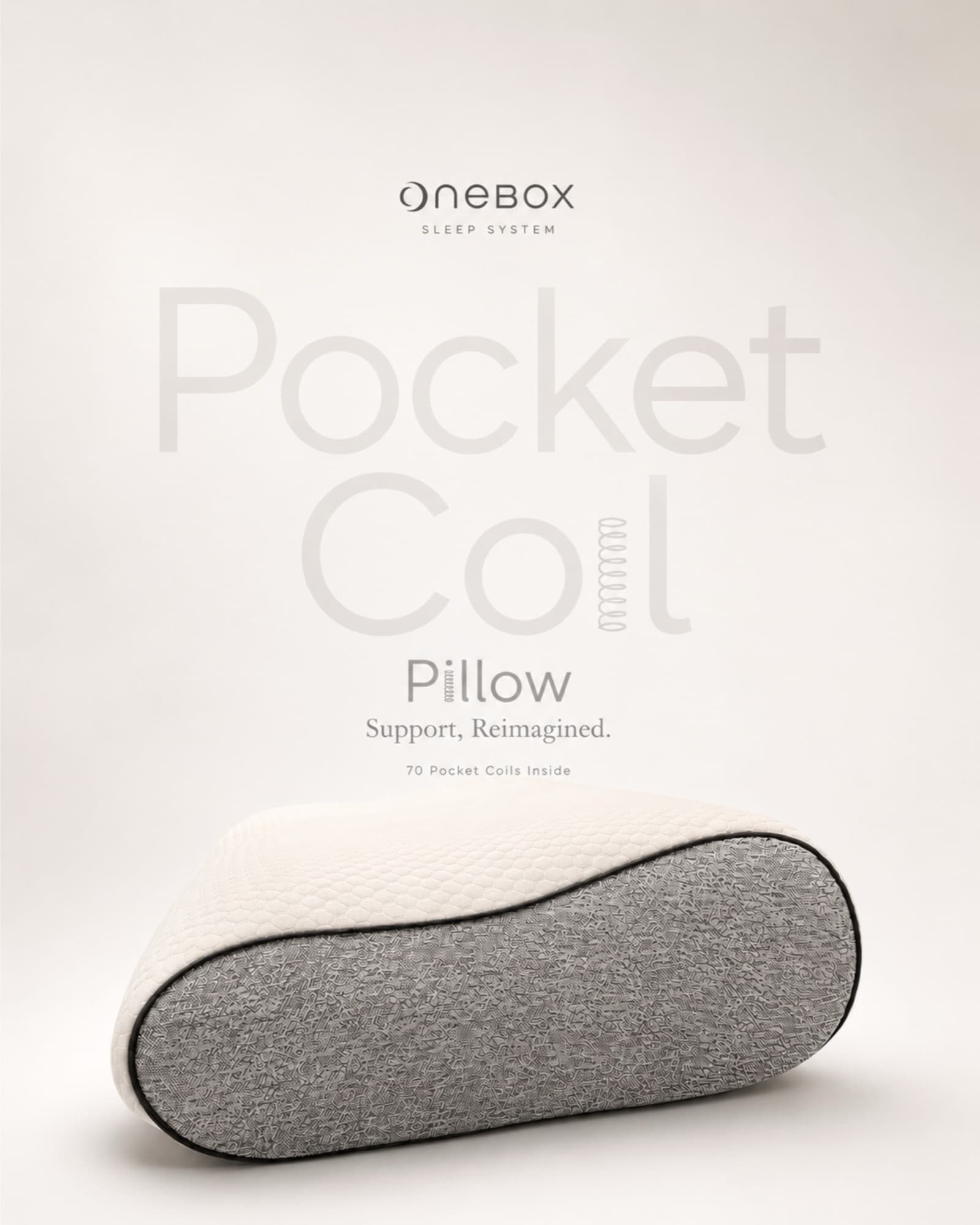 หมอน Onebox Pocket Coil วางบนพื้นหลังสีขาว มองเห็นผ้าขาวด้านบนและผ้าเทาเข้มด้านล่าง พร้อมข้อความ Support, Reimagined และ 70 Pocket Coils Inside